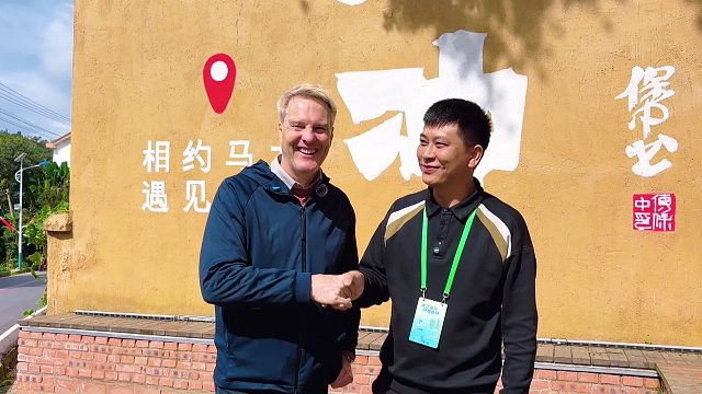 探索旅居土瓜冲村，遇到了一个英国老外，小伙鼓起勇气跟他打招呼