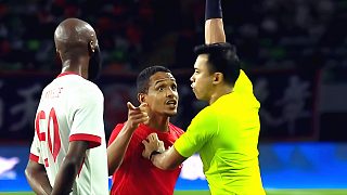 火爆保級(jí)大戰(zhàn)！梅州外援“隔山打?！北^，雙方多人圍住主裁