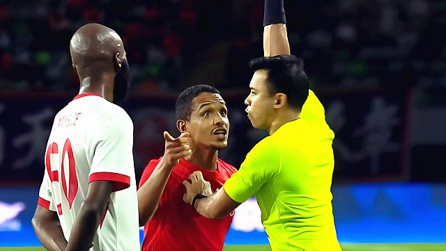 火爆保级大战！梅州外援“隔山打牛”爆头，双方多人围住主裁