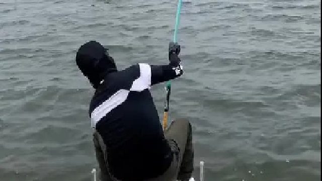 终于连竿了，功夫不负有心人。