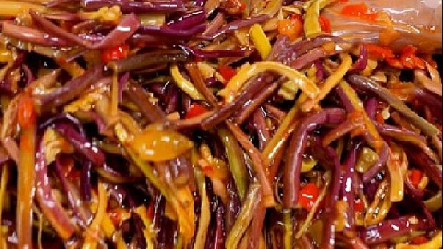 配粥配面条都是百吃不腻的香辣蕨菜