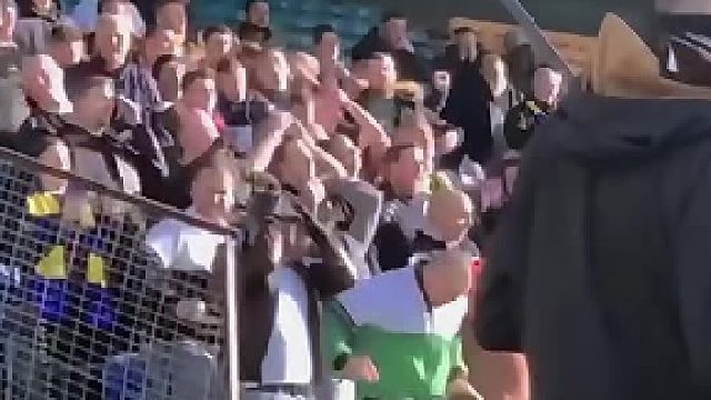 球迷强烈抗议裁判门开了却默默锁上