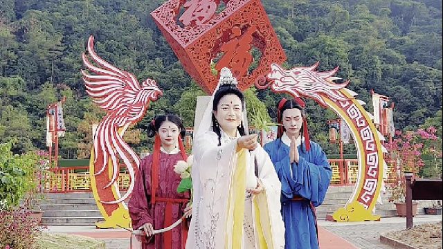 月挂明月圆；东莞观音山来了就好，幸福安康，心想事成！