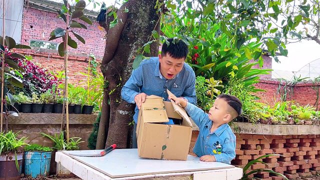 中秋节收到一个快递，父子俩拆开一看，高兴坏了
