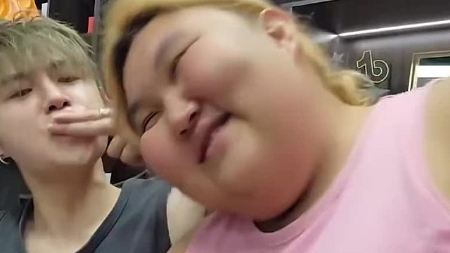 西瓜妹妹问童锦程索要香吻，惨被扇巴掌！