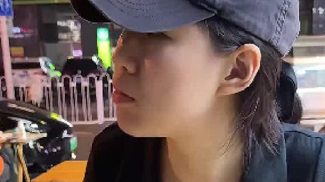 夫妻俩国庆假期出门吃夜宵，怀疑这老板是不是第一次摆摊啊