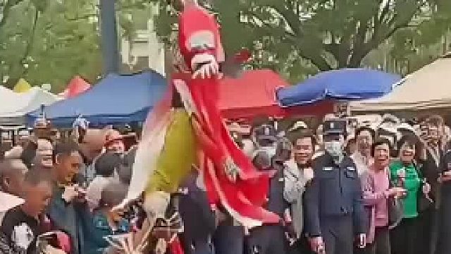 高跷演员摔倒后竟这样报复观众！