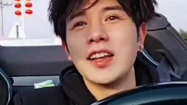 童锦程开法拉利回村里过年， 见人发烟一人发一条