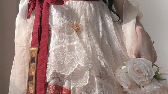 光洒在肩上的感觉…。帝政裙也太权威了！