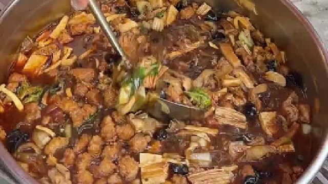 郑州街头10一份的大烩菜还送两个馒头，真的好实惠呀