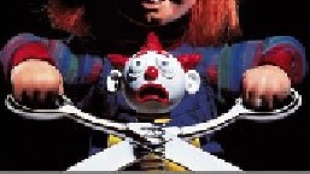 这个女孩实在是太可怜了，她的腿居然变成了木头