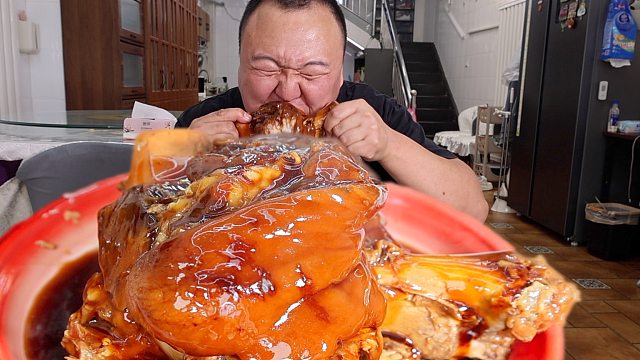 今天我被肘子拌饭和茄辣西狠狠拿捏了，大口干饭干肉的感觉超过瘾