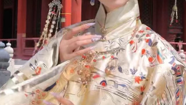 妈妈说：“把头发梳起来 大大方方才好看”