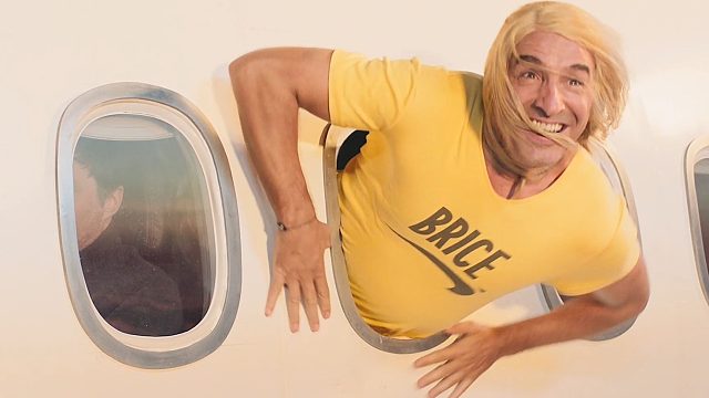 男人从飞机窗户钻了出来，害死了机上的所有乘客，搞笑奇幻短片《爬出飞机》