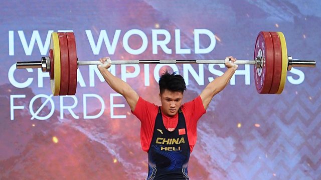 又一纪录告破！举重第一把就锁定胜局，中国大力士打破世界纪录