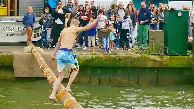 超硬核的独木桥挑战，在竹竿上面走到岸，1千美刀的大奖抱回家