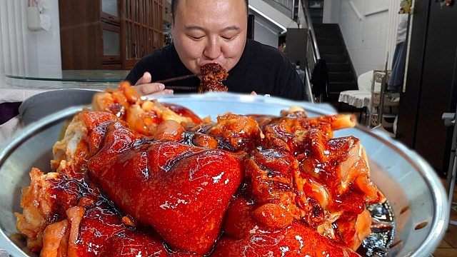 感冒了，简单吃个红烧猪脚圈配西红柿炒鸡蛋吧，吃完元气满满。