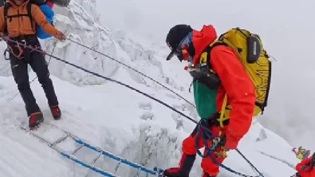 登雪山对夏尔巴人来说就是去他们家后院溜达溜达。