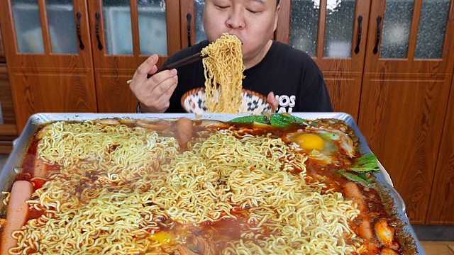 家里停水了，简单煮个泡面吧，配点火腿肠鸡蛋，大口吸面超过瘾！