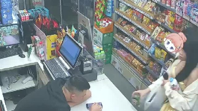 老婆从监控看到老公看见美女顾客后毫无反应，一眼都没有看