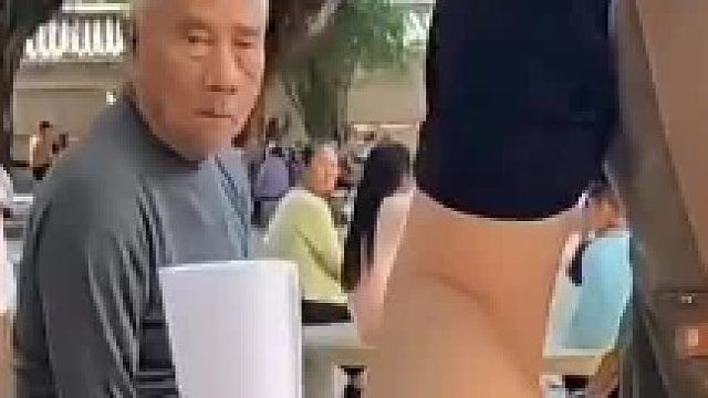 男子在街边展示刀具，把路过大爷都看懵了