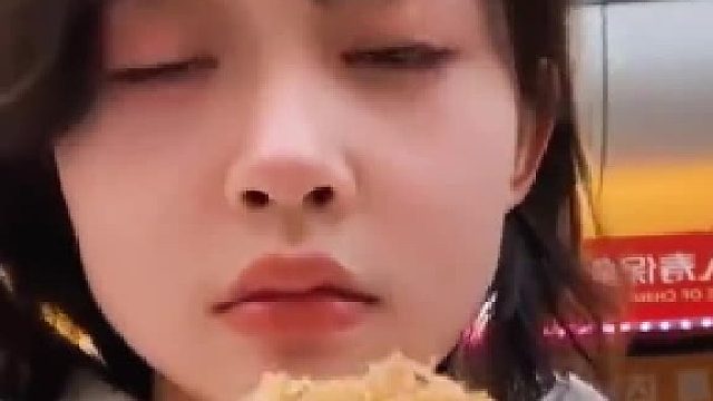 哥哥和妹妹逛街吵架了，遇到了哥哥女朋友，还被误以为妹妹是小三