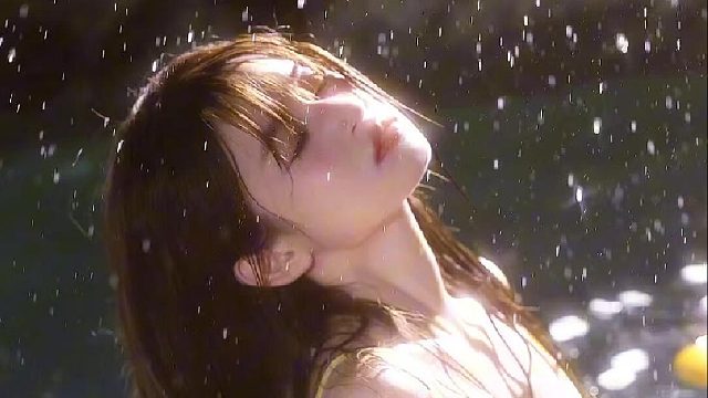 蝴蝶骨上一抹鸢尾蓝的月光