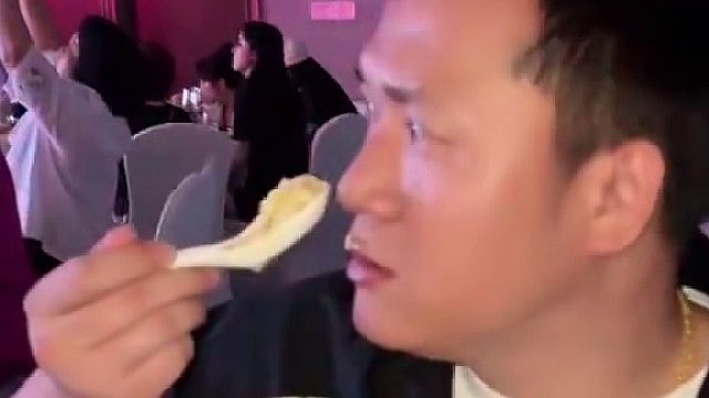 看傻眼了，一巴掌给扇醒了