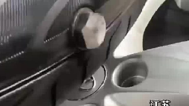 男子看上个师傅这样给车主补的轮胎，结果男子也拿出了看家本领，网友：你俩都是狠人