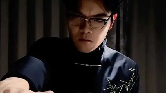 柯洁的围棋水平极高，几乎与褚嬴不相上下