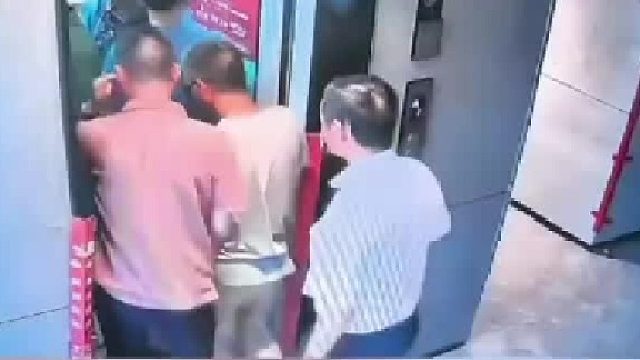 这下好了，不让我走，你们谁也别想走