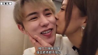 還是童會享受，喊幾個妹妹回家做游戲，連王老師都不放過