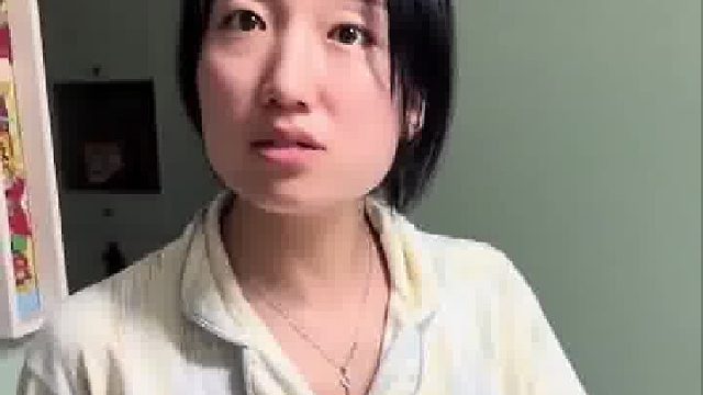 丈夫喝啤酒想加点冰块 对妻子手里黄黄的冰块产生疑惑