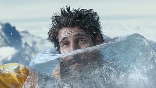 這男人全身結(jié)冰，被凍在了珠穆朗瑪峰上，搞笑奇幻短片《死不了的男人》