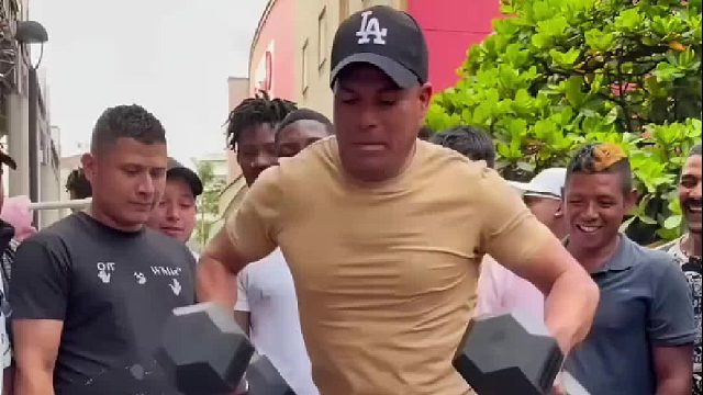 街头极限跳跃，每超出一次，就能赢得一百美金的大奖