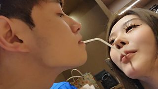 童錦程演示“進(jìn)口”牛奶的正確喝法，兄弟直呼：老六，你在干什么