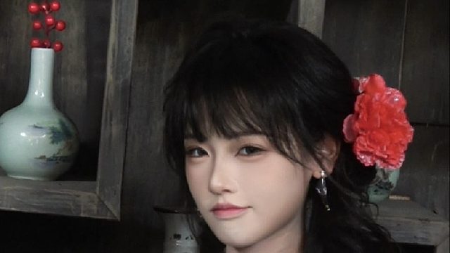 “镇子上来了个奇怪的老板娘