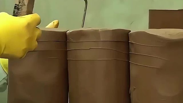 普通的泥巴经过工匠的手中竟制作成一件精美的乐器，真是涨知识了