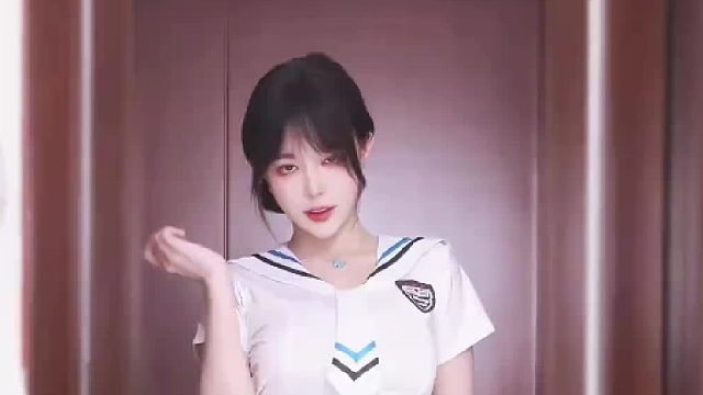 我宁愿你抱着别的女人想我，也不愿你抱着我想别的女人