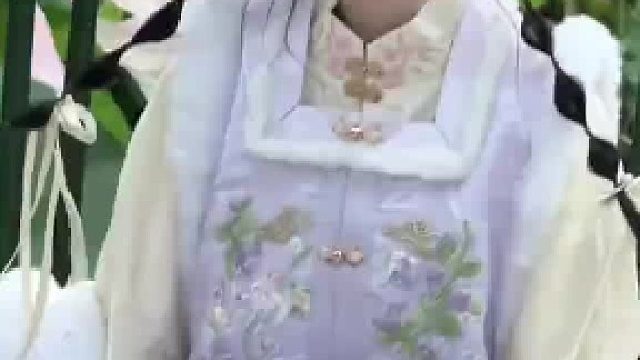 日高悬风拂面 留下丝丝温暖 别辜负眼前季节”