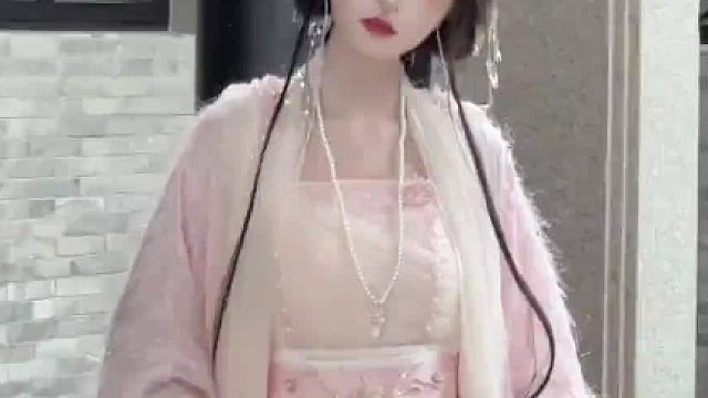 她望向你的眼里有一万句未言说的话”