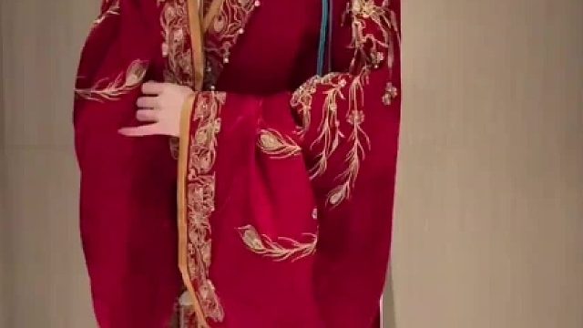 “妾生来就不会笑，请大王莫怪”