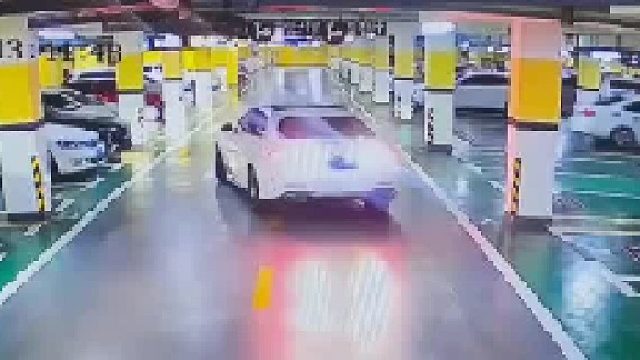 本来黑车与白车是对等责任，结果黑车主应该是油门当刹车冲了过去