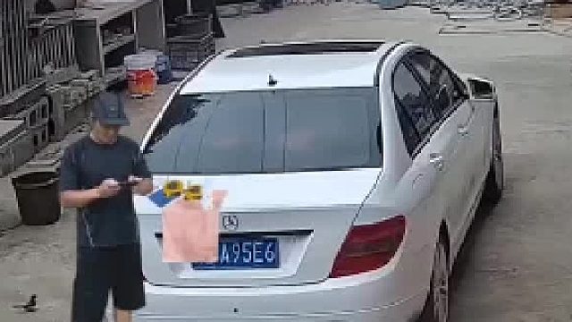 猜猜，奔驰车主是谁_ _ _