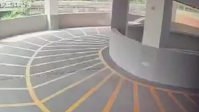 地下停车场一幕：不愧是女司机，从未让我们失望过