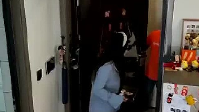 女子化妆两小时，男子雇跑腿小哥上门催促。
