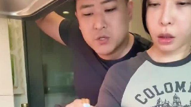 女子减肥餐只有蔬菜，最后被老公“变成”火锅