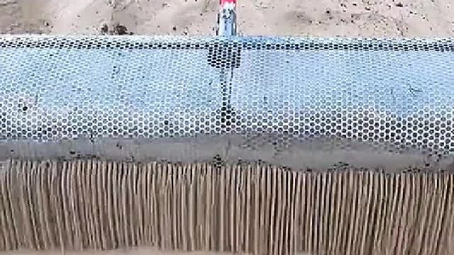 清理沙滩上的沙子，长见识了