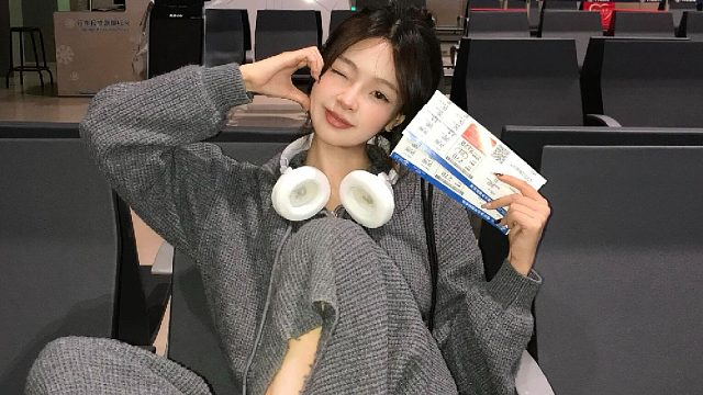 快来学一些在机场松弛感MAX的拍照姿势～