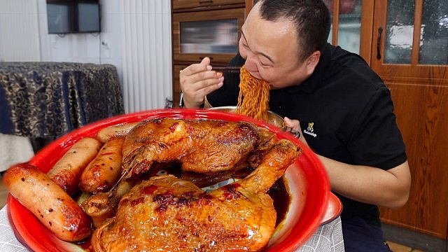 粉丝点了火鸡面，配点鸡腿和烤肠，一次吃到爽，大口吸面真快乐！